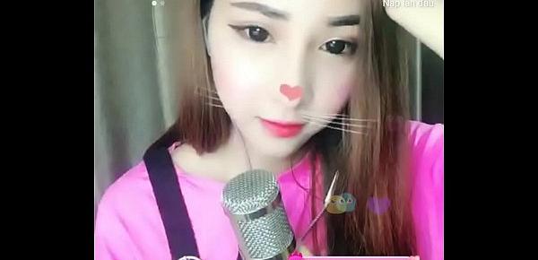  Em gái xinh xắn ngồi hát trên livestream Uplive